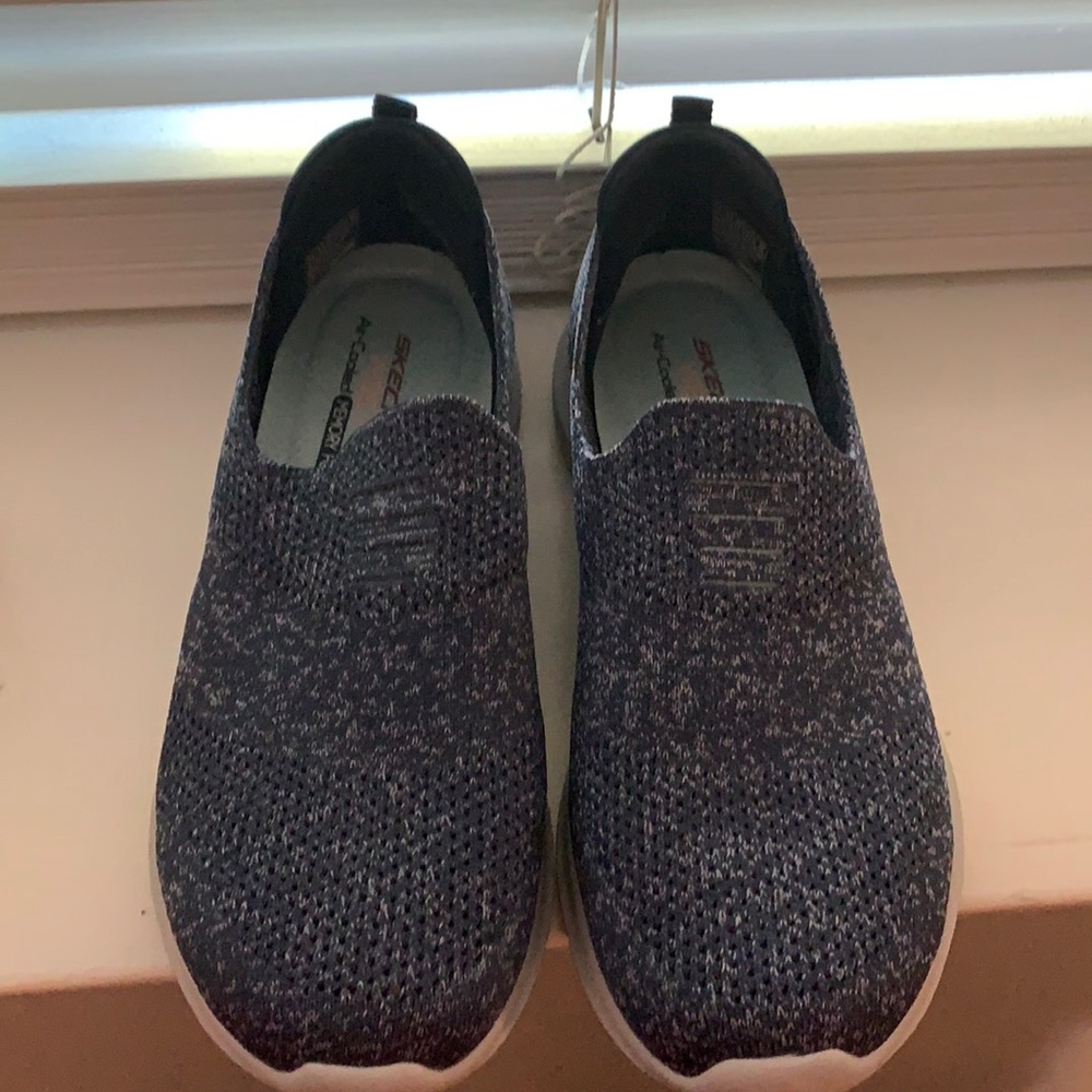 Woman’s Skechers tennis shoes